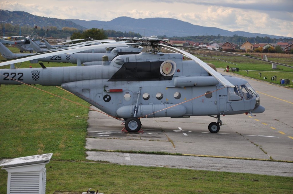 Predsjednica umirovila zapovjednika HRZ-a, razriješen zapovjednik baze u Zemuniku