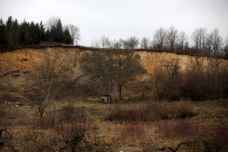 U Hrvatskoj Kostajnici aktivirana dva klizišta, ugroženo pet kuća