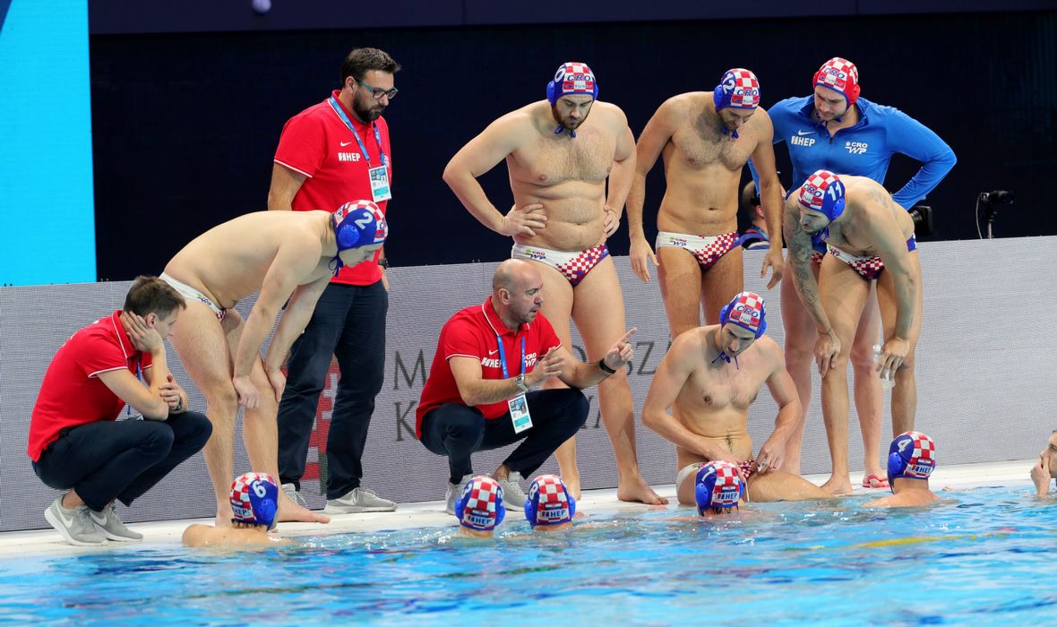 IZGUBILI SMO I BRONCU Barakude odlično startale, imali i četiri razlike, ali Crnogorci su se vratili, pa zabili odlučujući gol minutu prije kraja!