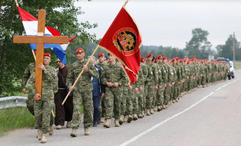 Hodočašće pripadnika 2. HRVCON-a na Brdo križeva u Litvi