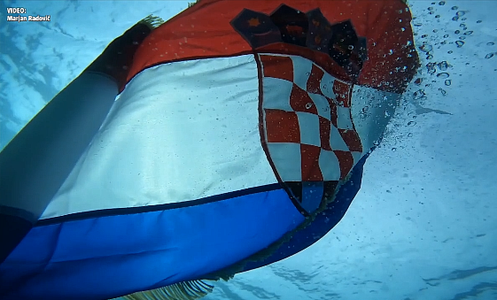 Marjan Radović zaronio s hrvatskom zastavom u čast branitelja