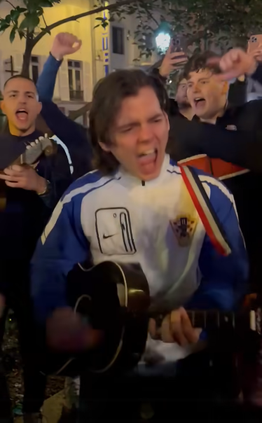 Hrvatski navijači preplavili Pariz: Tamburaši, pjesma i euforija uoči dvoboja s Francuskom