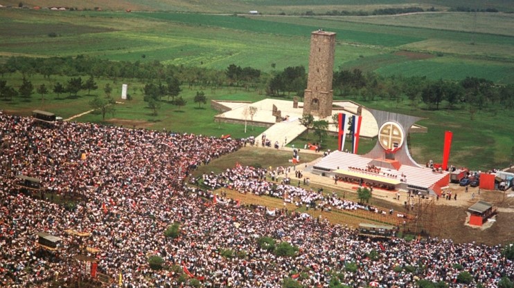 Hrvatsku nije napao i razorio nikakav "režim", nego Srbija, Crna Gora i "JNA" uz masovnu potporu Srba s cijelog područja bivše SFRJ!