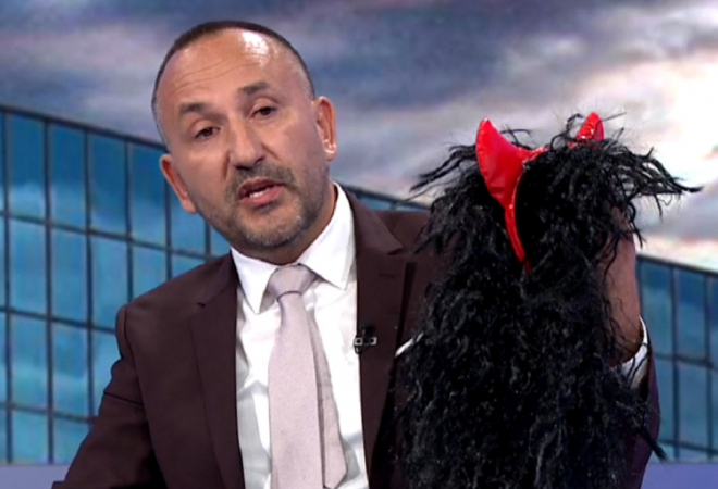 ZEKANOVIĆ DONIO PERIKU I ROGOVE: U novom performansu brutalno vrijeđao Grmoju: ‘Mali, crni, deblji, basetni ćuprijaš’