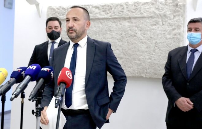 NAČELNIK BOROVA OBJAVIO STATUS O OLUJI, ZEKANOVIĆ ‘POLUDIO’: ‘Zamislite da neki načelnik u Francuskoj žali za njemačkom okupacijom’