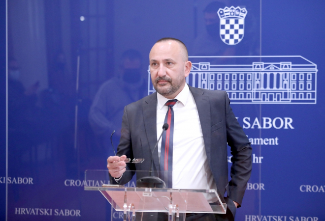 KOŠTALO GA ‘SRAMITE SE!’ U SABORU? Suverenisti smijenili Zekanovića s važne pozicije!