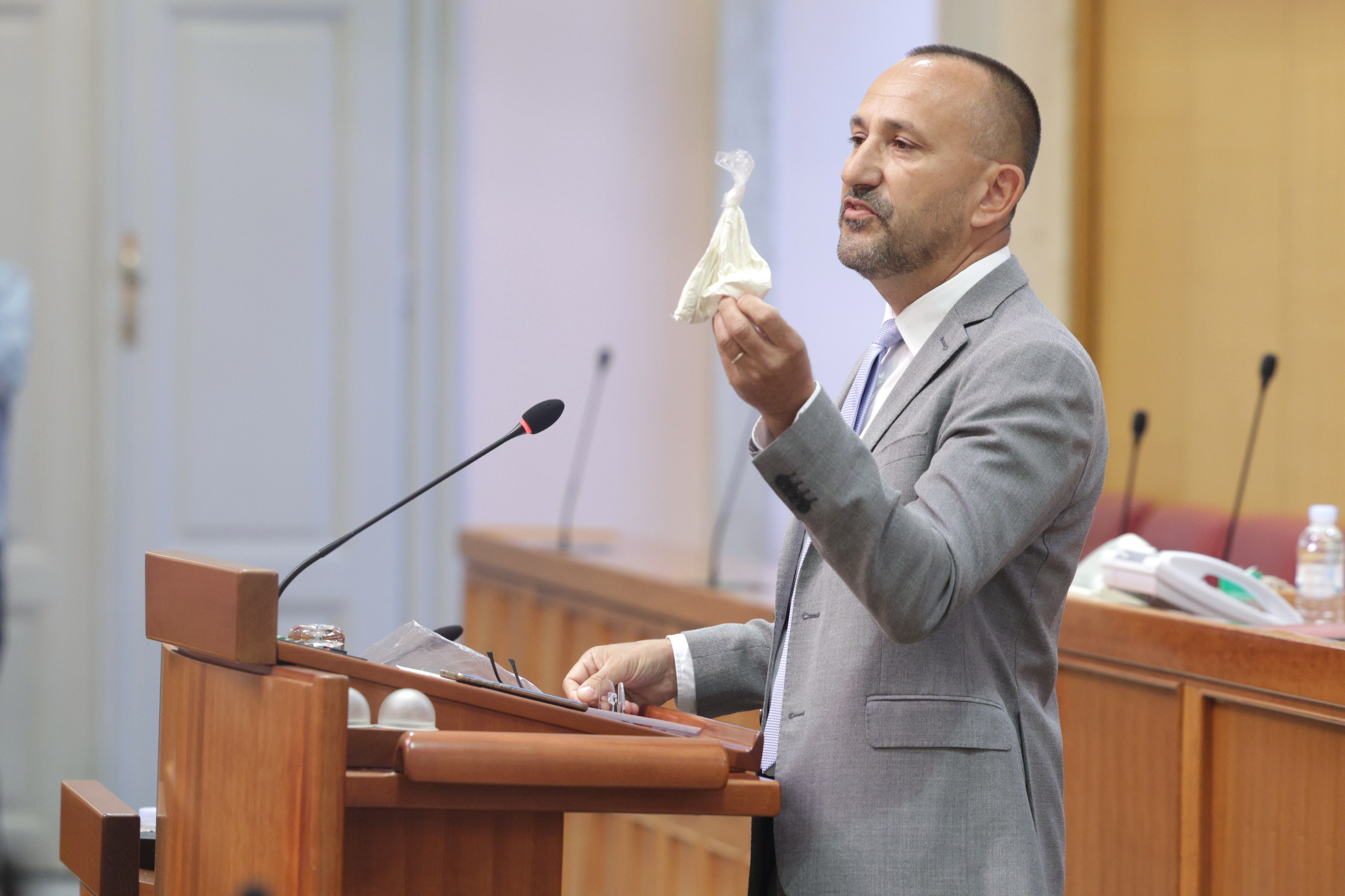 ZEKANOVIĆ BI MOGAO IMATI PROBLEMA: SDP-ovac ga prijavio zbog bijelog praha: ‘Po svemu viđenom, u Sabor je donio vrećicu kokaina’