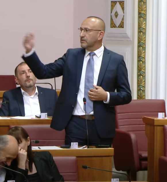 Zekanovićev figurativni napad na Grbina: Politički mrtvac i živi zombi