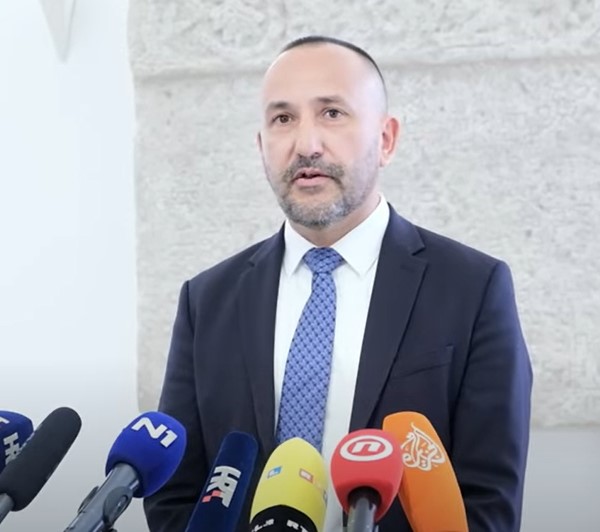 Udruga Sjena od Zekanovića zatražila ispriku zbog formulacije 'morbidni show', pravobraniteljica ga pozvala na odgovornost zbog diskriminacije