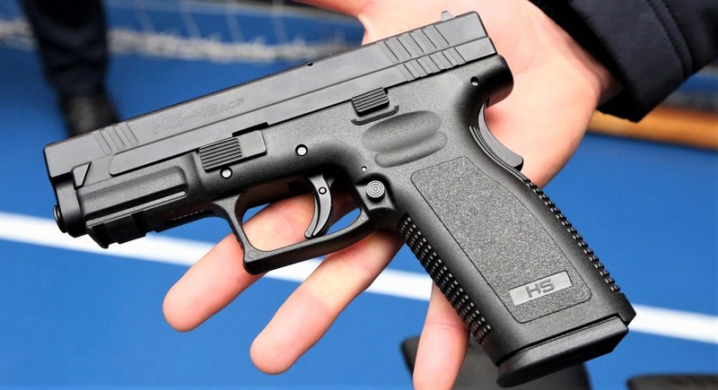 Policajac supruzi prijetio službenim pištoljem i pokušao je oteti