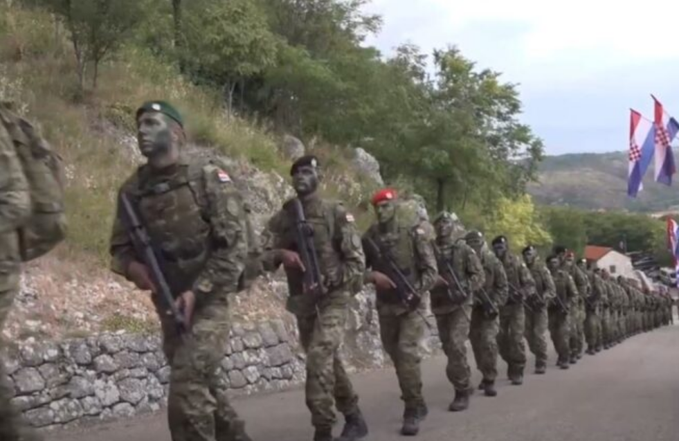 (VIDEO) Pogledajte dolazak 43 polaznika obuke za razvoj vođa u Knin nakon 88 kilometara duge hodnje