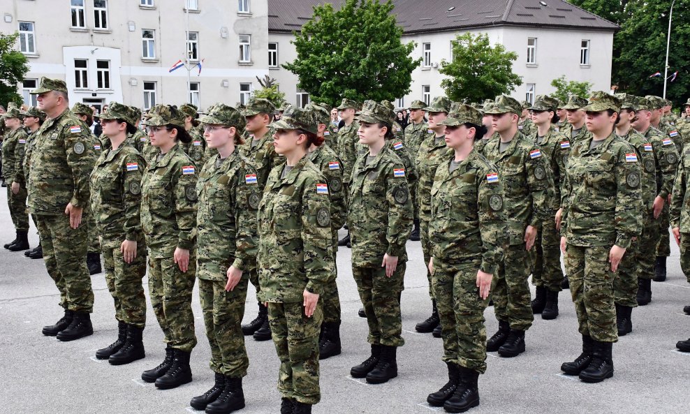 NE IDE HRVAT LAKO U VOJAKE: Novi zakon pod povećalom zbog spolne diskriminacije