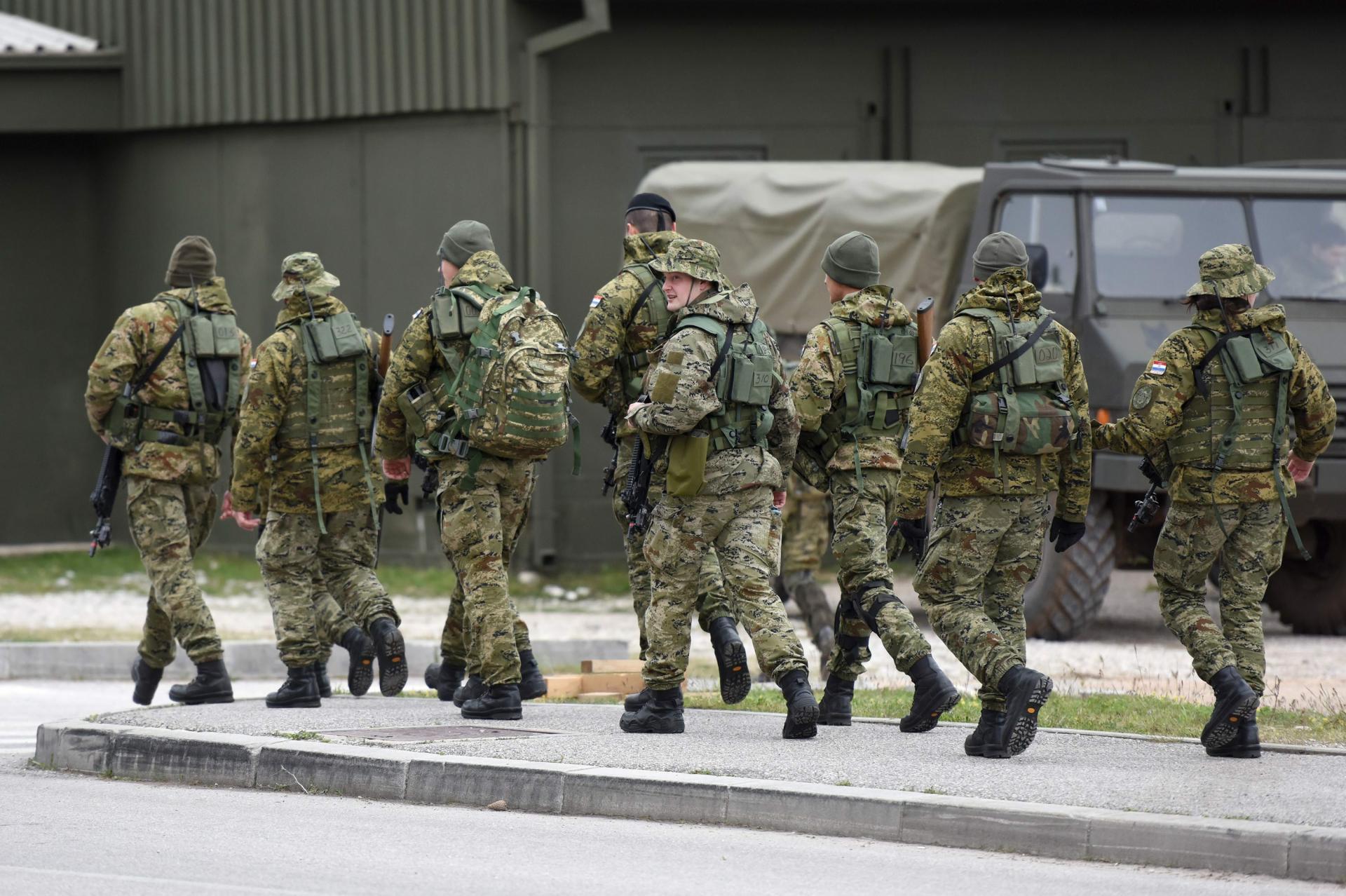 Novi detalji iz Udbine: trojac je automobilom divljao po vojarni, a vojnik je zvao policiju