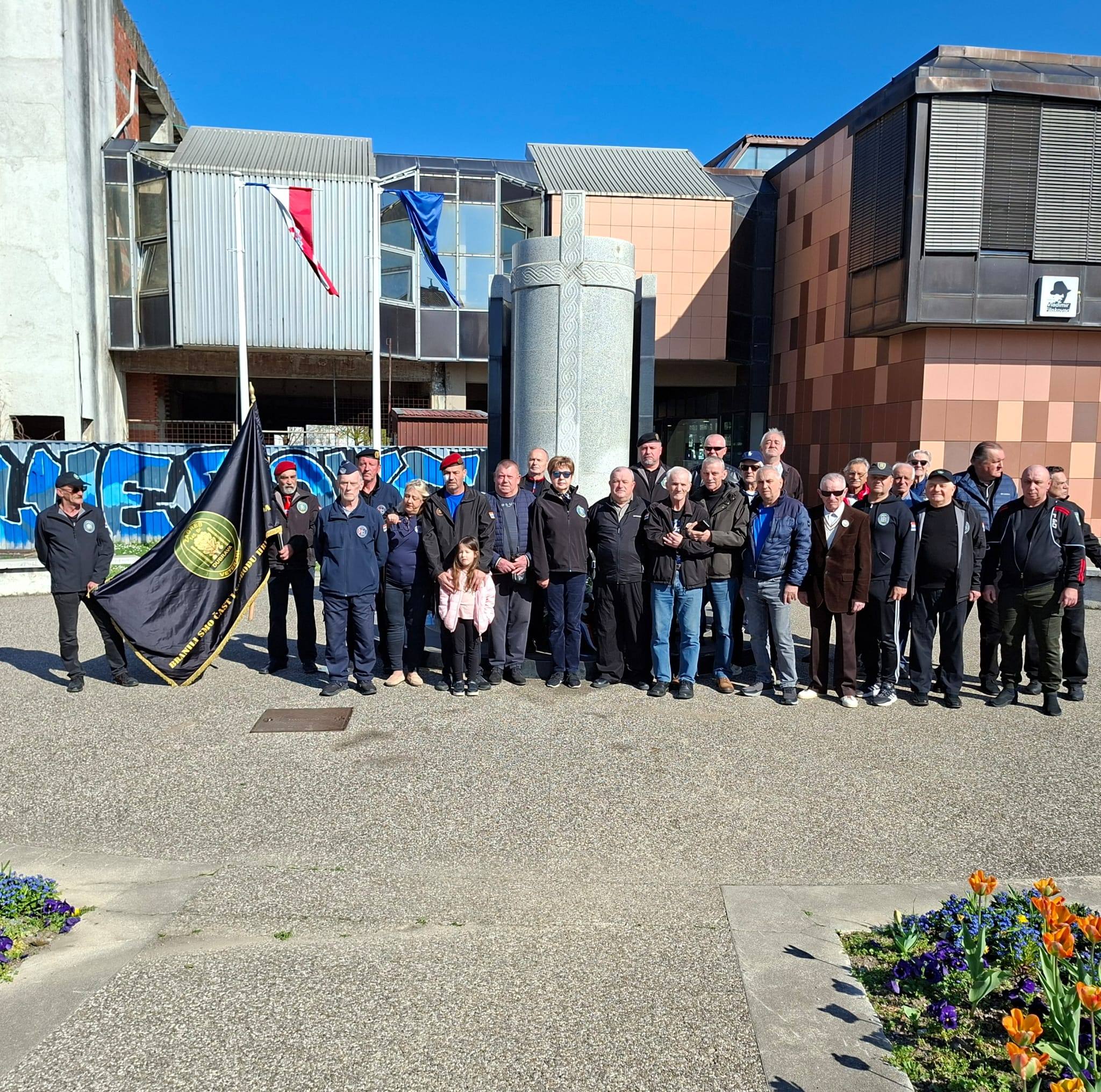 NIKAD ZABORAVLJENI: Dubravski branitelji na Veliku Subotu zapalili svijeće za heroje Domovinskog rata