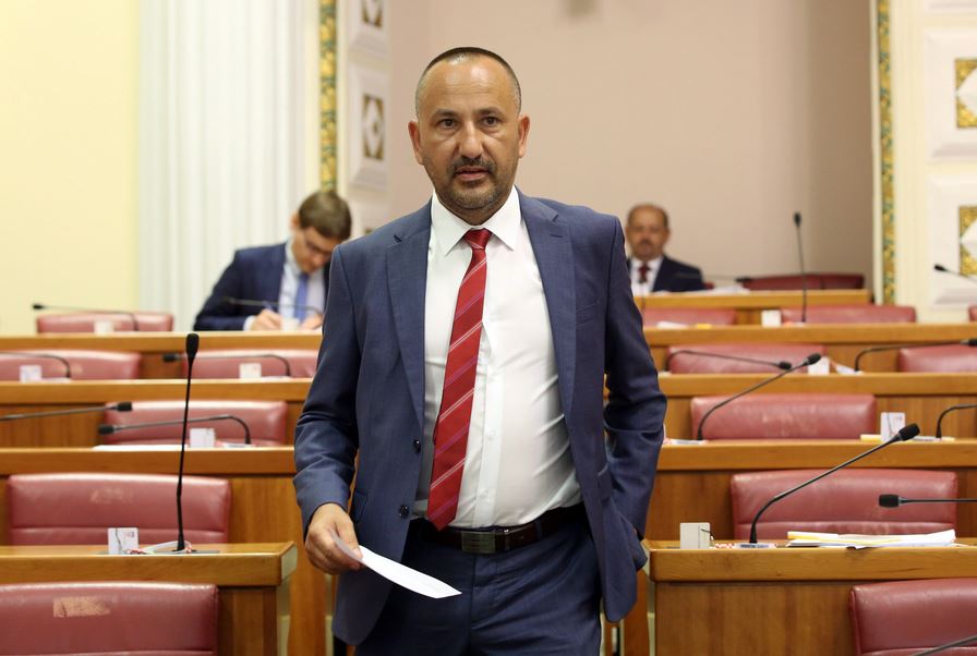 NAKON VIŠE OD 30 GODINA U Split stigao prvi sezonski vlak iz Osijeka, odmah zakasnio 83 minute