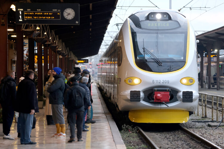 Umirovljenici nisu oduševljeni Vladinim poklonom: “Bolje da daju pristojne mirovine umjesto besplatnog vozanja”