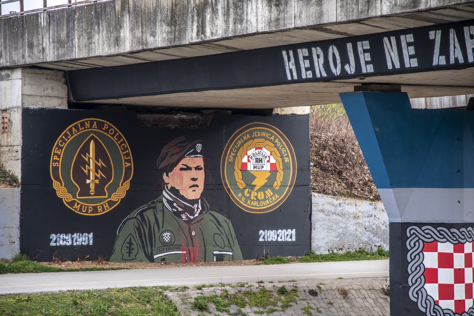 HŽ Infrastruktura Udruzi SJP Grom: Uklonite mural s nadvožnjaka na Rakovcu  likom Miše Hrastova