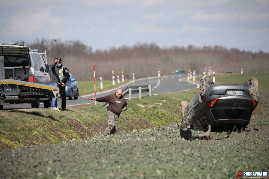 FOTO/VIDEO Teška nesreća kod Koprivnice, automobil sletio s ceste i završio na krovu