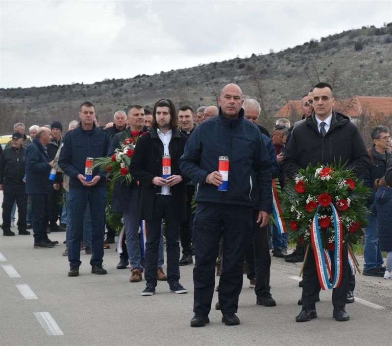 SJEĆANJE NE BLIJEDI: Odana počast poginulim i nestalim hrvatskim braniteljima nad kojima je u selu Dragišići 1993. godine počinjen ratni zločin