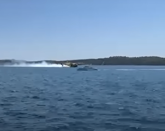 VIDEO Kanader uzimao vodu pa se umalo sudario s brodom: Pogledajte dramatičnu snimku