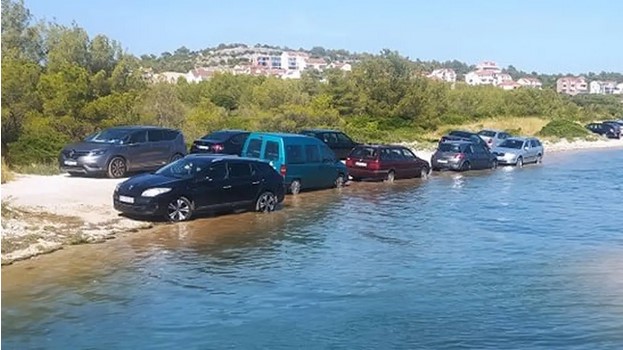 PRVI RED U MORU Genijalci u Šibeniku: 'Jesu li ovi parkirali ili peru aute mukte?!'