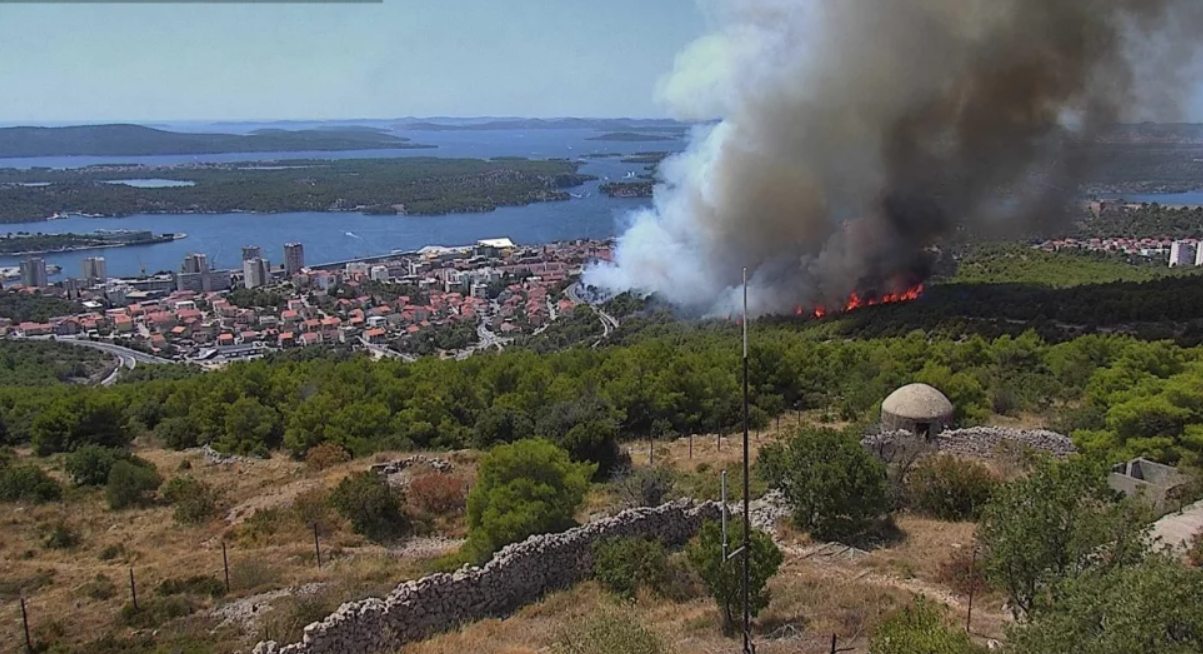 Buknuo veliki požar u Šibeniku, zatvorena magistrala: 'Iz šume se čuju eksplozije zvončića' (VIDEO)
