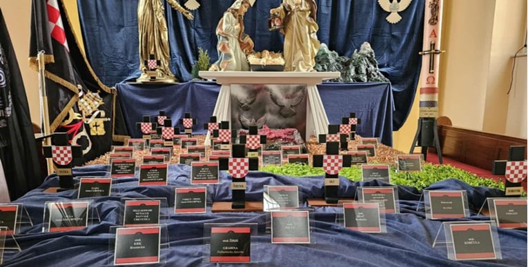 Crkva u Šibeniku postavila jaslice sa zastavama HOS-a