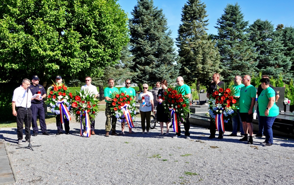 Položeni vijenci, zapaljene svijeće, te službeno otvoreno  "6. Memorijalno ribolovno natjecanje “Carp cup Kolar-Juriša 2024.”