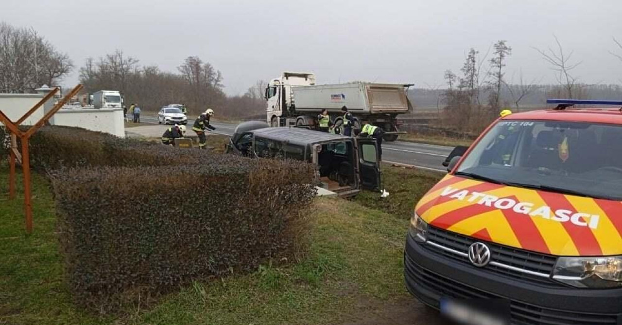 DVOJE MRTVIH U PITOMAČI Doznajemo detalje tragedije: Otkriveno u čijem je vlasništvu bio kombi koji se zabio u betonski most i tko ga je vozio
