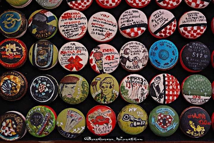 Barbara Kurtin na  106 macaronsa  naslikala je ambleme ratnih postrojbi iz  Domovinskog rata...