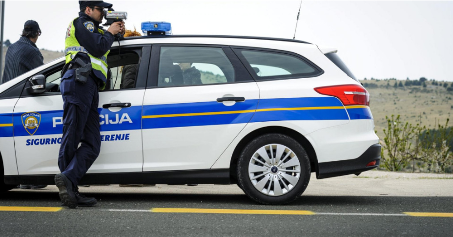 Mladić se hvalio snimkom lude vožnje po Gospiću pa mu na vrata pokucala policija. Nije se dobro proveo