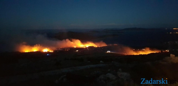 Požar u Zatonu: Izgorjela kamp kućica i dio borove šume