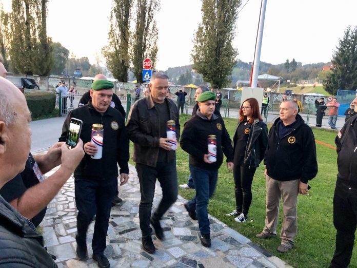 (FOTO) Thompson prije spektakularnog koncerta u Dugoj Resi s veteranima Gromova zapalio svijeće poginulim braniteljima