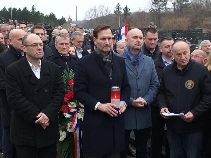(FOTO) Kovač, Stier i Tolušić odali počast junaku Domovinskog rata Damiru Tomljanoviću Gavranu