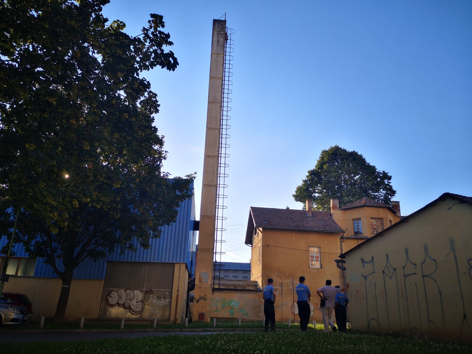 Drama u Bjelovaru: Muškarac prijeti bacanjem s 30-metarskog dimnjaka