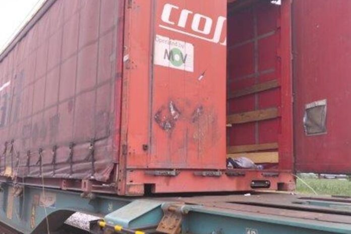 ZAPOMAGANJE I JAUCI KOD KOD VINKOVACA! Policija u zaključanom vagonu pronašla devet osoba, migranti su tražili spas