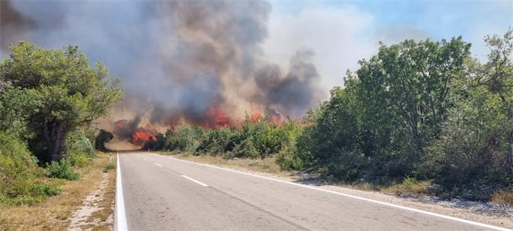 POŽAR JE POD KONTROLOM, VIŠE SE NE ŠIRI! Cijenu noć trajala je nadljudska borba u Dalmaciji: Izgorjelo je 20-ak kuća, šteta je golema