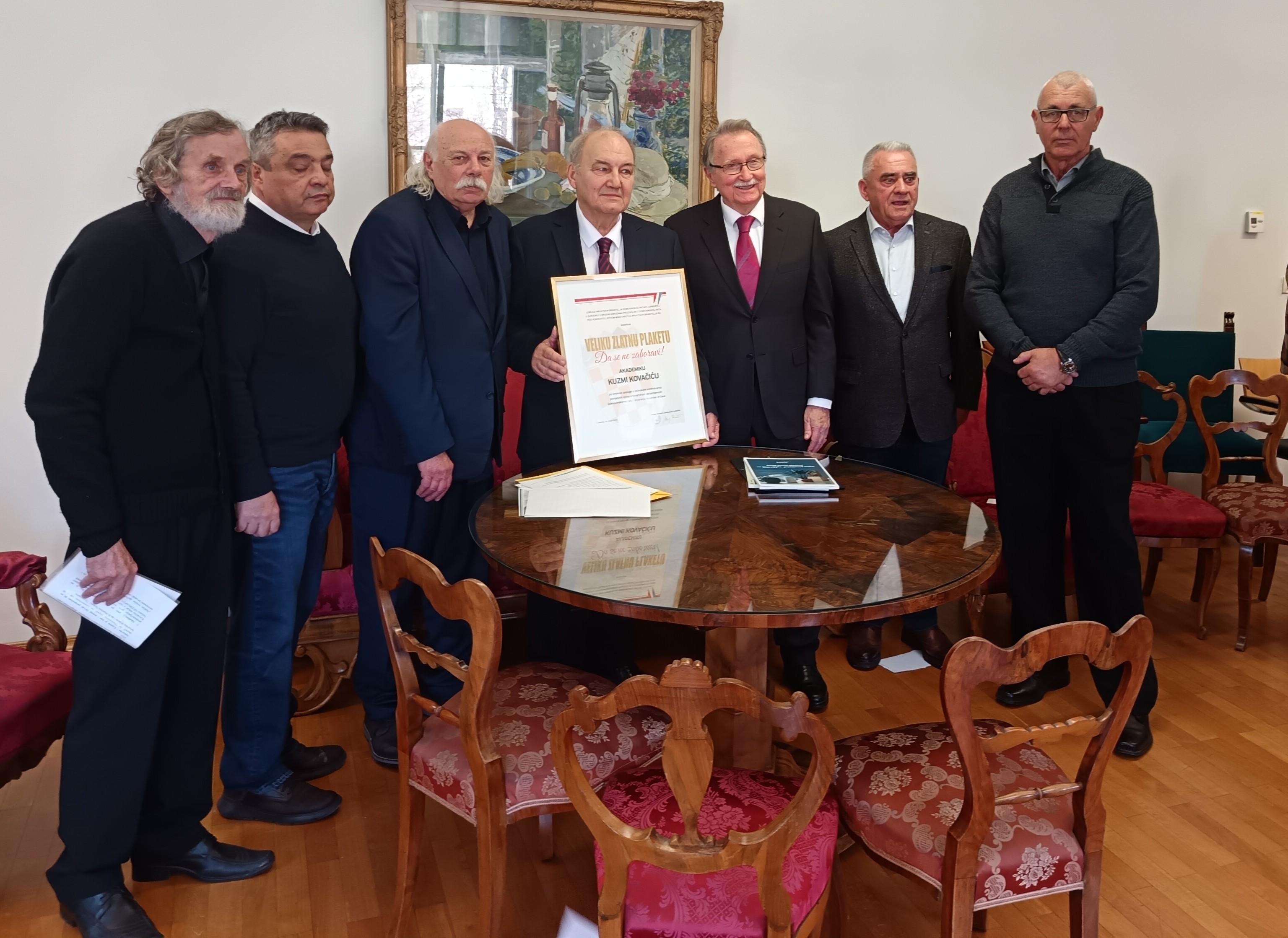 Akademiku Kuzmi Kovačiću uručena „Velika zlatna plaketa – Da se ne zaboravi“