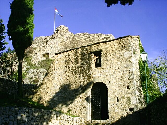 22. srpnja 1943. Pokolj u Lovreću – četnici spalili Hrvate, a njihove zločine nastavili partizani i UDBA