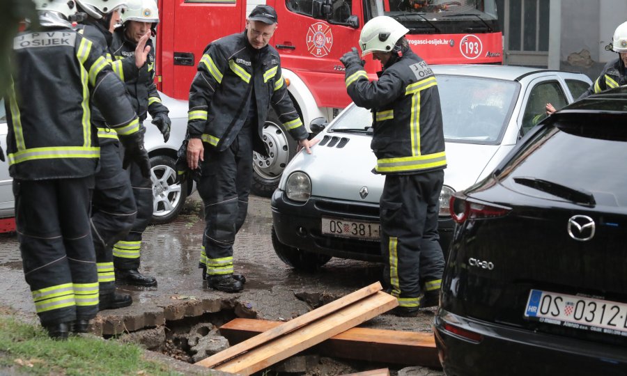 Brojne intervencije vatrogasaca nakon nevremena u Slavoniji, za danas izdan crveni alarm, moguće poplave