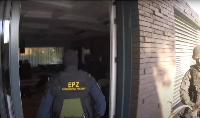 ‘STOJ, POLICIJA!, LEZI DOLJE!’, ‘LEZI DOLJE!’: Razbijena skupina koja je provaljivala u bankomate po Hrvatskoj, pogledajte snimku uhićenja