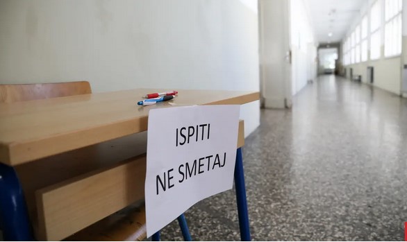 Otkrili i izbacili šestero koji su se 'pomagali' mobitelima, stiže i nova državna matura