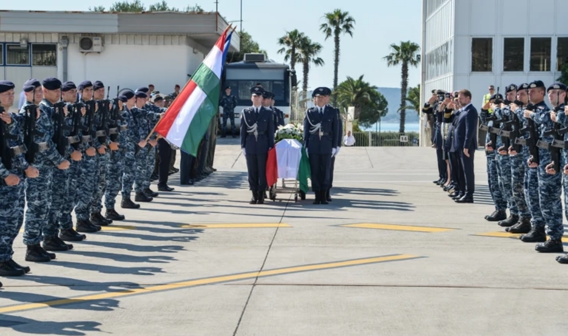 Hrvatska vojska uz vojne počasti ispratila tijela poginulih mađarskih vojnika nakon tragičnog helikopterskog incidenta