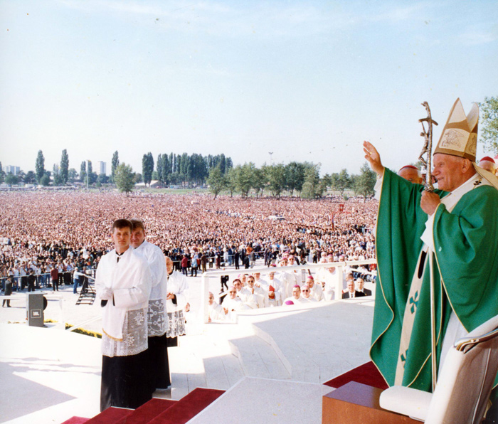 Prije točno 28 godina Vatikan je priznao Hrvatsku…Papa Ivan Pavao II je imao posebnu vezu s Hrvatima i Hrvatskom!…