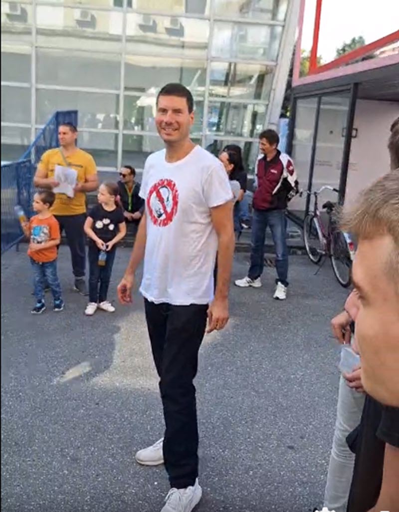 Pernar opet želio napraviti show, no nisu ga pustili na presicu: ‘Stolica na kojoj sjedi sve se više drma’