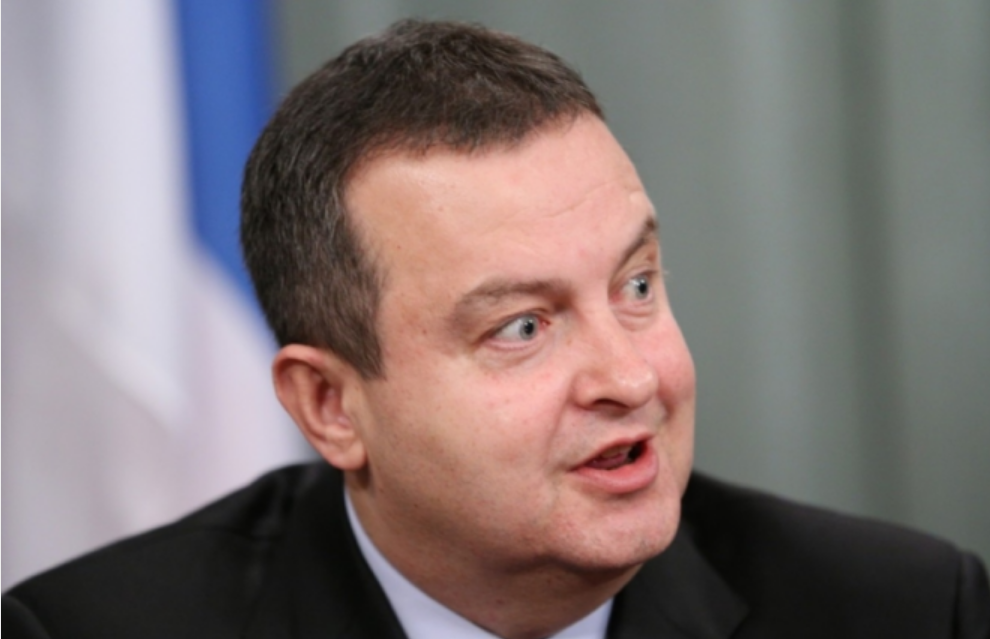 ‘ONI NISU NI ZA DRON SPREMNI, KAMOLI ZA DOM!’ Burno u studiju prorežimske televizije, Dačić provocirao i izrađivao aviončiće od papira!