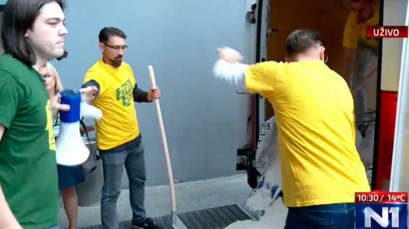 ‘Cirkus Ivana Vilibora Sinčića’ – ovaj put istovario kombi soli pred Ministarstvom