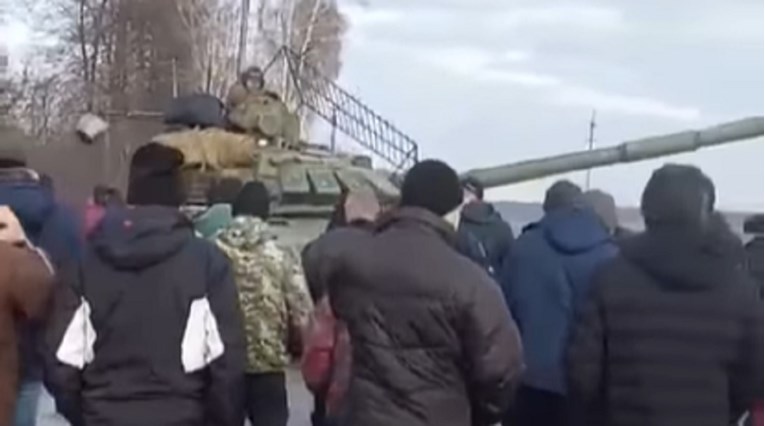 Ruski tenkovi se izgubili, vojnici pitali za smjer. Lokalno stanovništvo ih okružilo