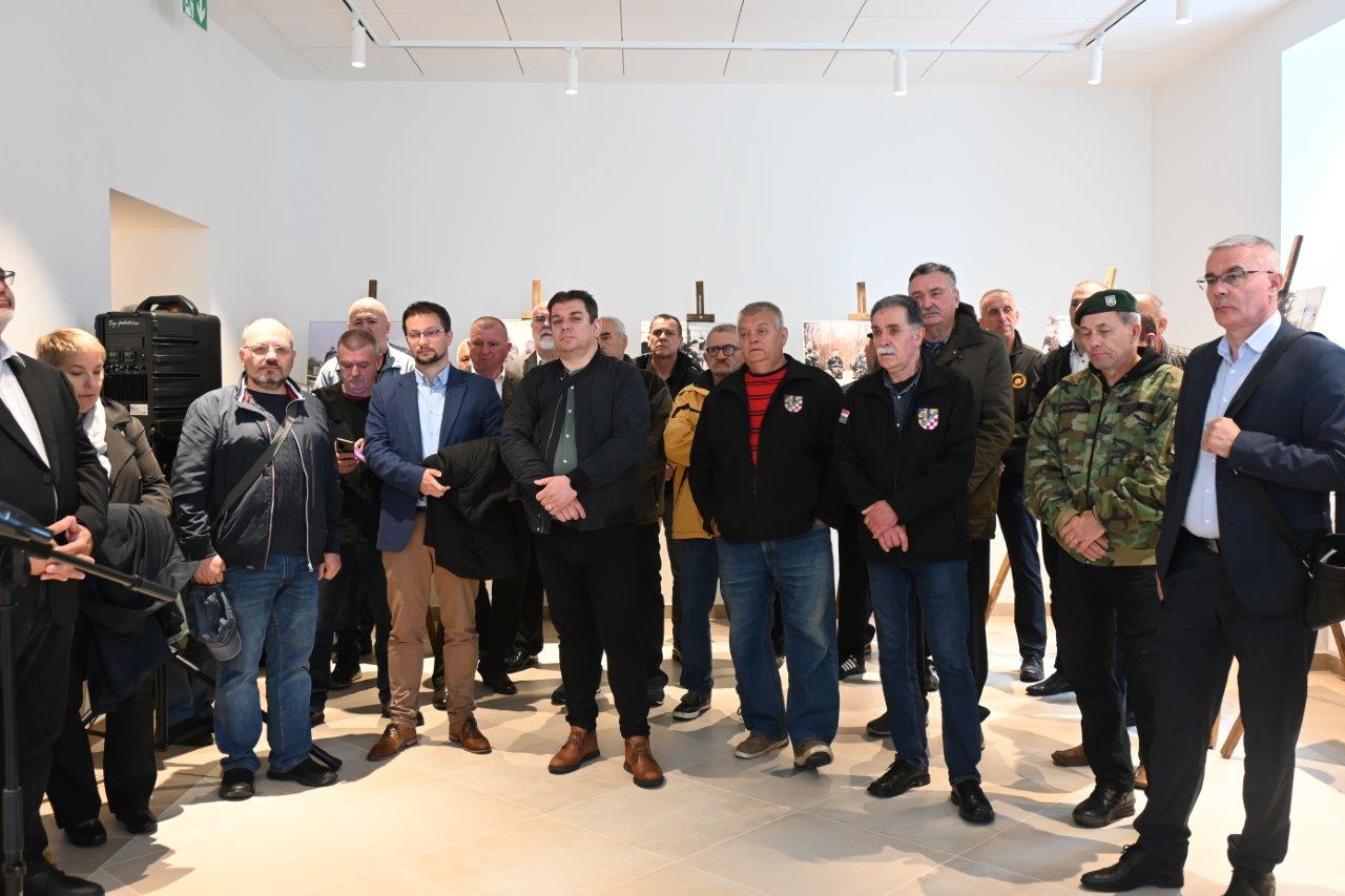 OTVORENA IZLOŽBA RATNOG PUTA GROMOVA U DUGOM SELU