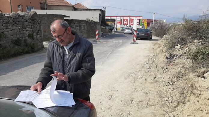 (FOTO) PROSVJED POKRAJ AKVADUKTA: Zemlju su mi oteli! Ostajem ovdje do smrti!